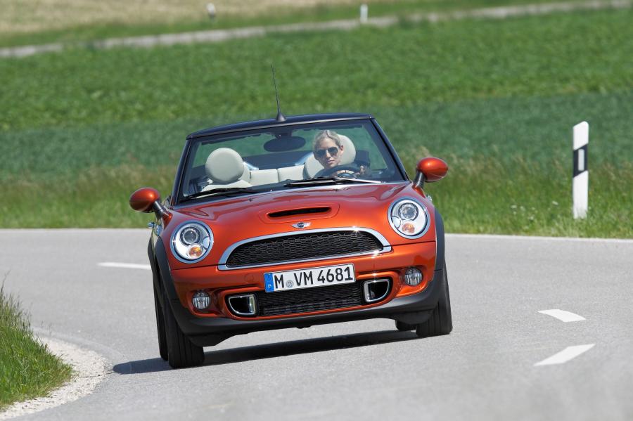  Mini Cooper S Cabrio 2011 года  (фото 4 из 19)